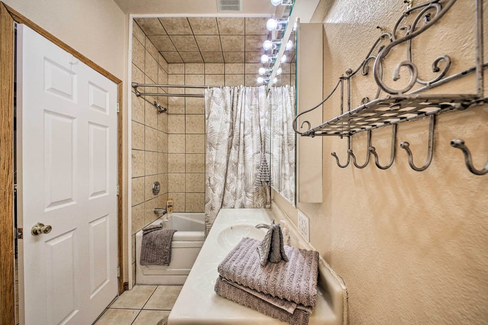 Family-friendly Sagle Vacation Rental w/ Deck Cottage in Idaho
