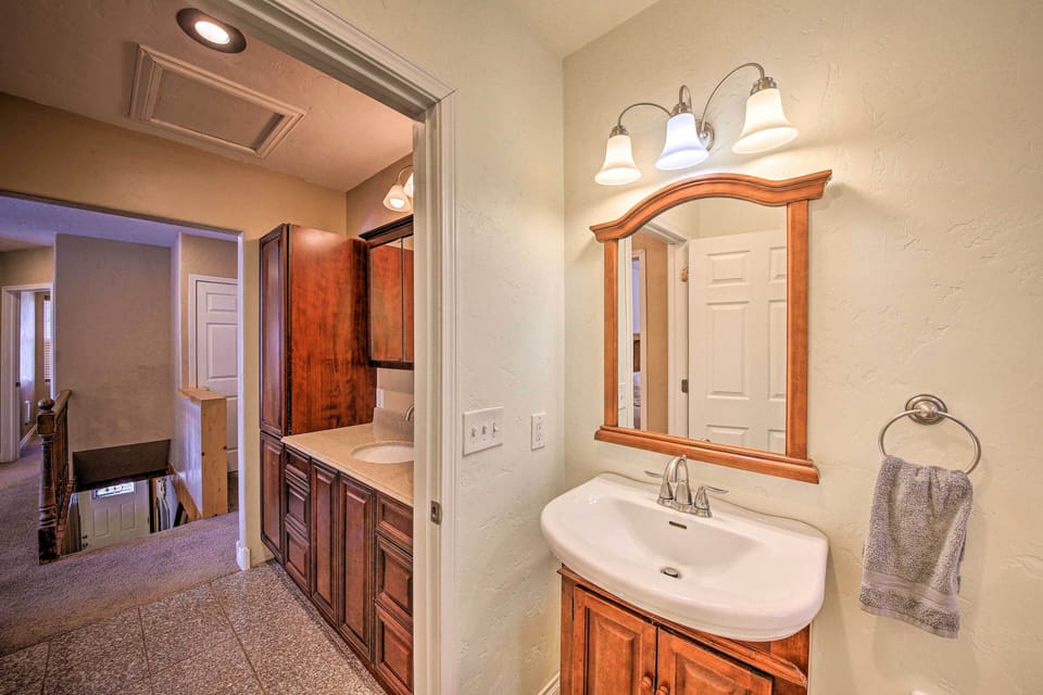 Family-friendly Sagle Vacation Rental w/ Deck Cottage in Idaho