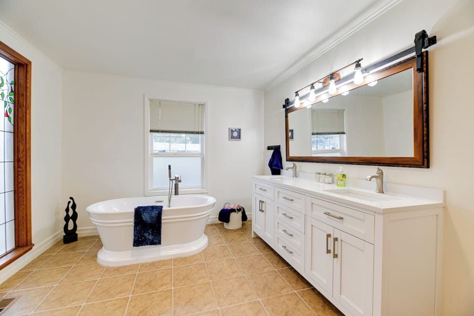 Spacious Grants Pass Home w/ Hot Tub & Views! Cottage in Grants Pass