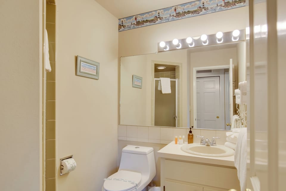 Oceanfront Oregon Retreat - Pool, Sauna & Patio! Apartment in Lincoln Beach