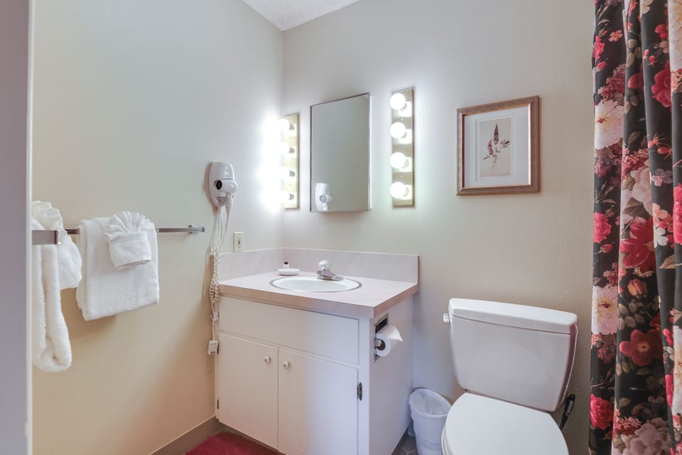 Lincoln City Condo: Pool Access, Walk to Beach! Apartment in Lincoln Beach