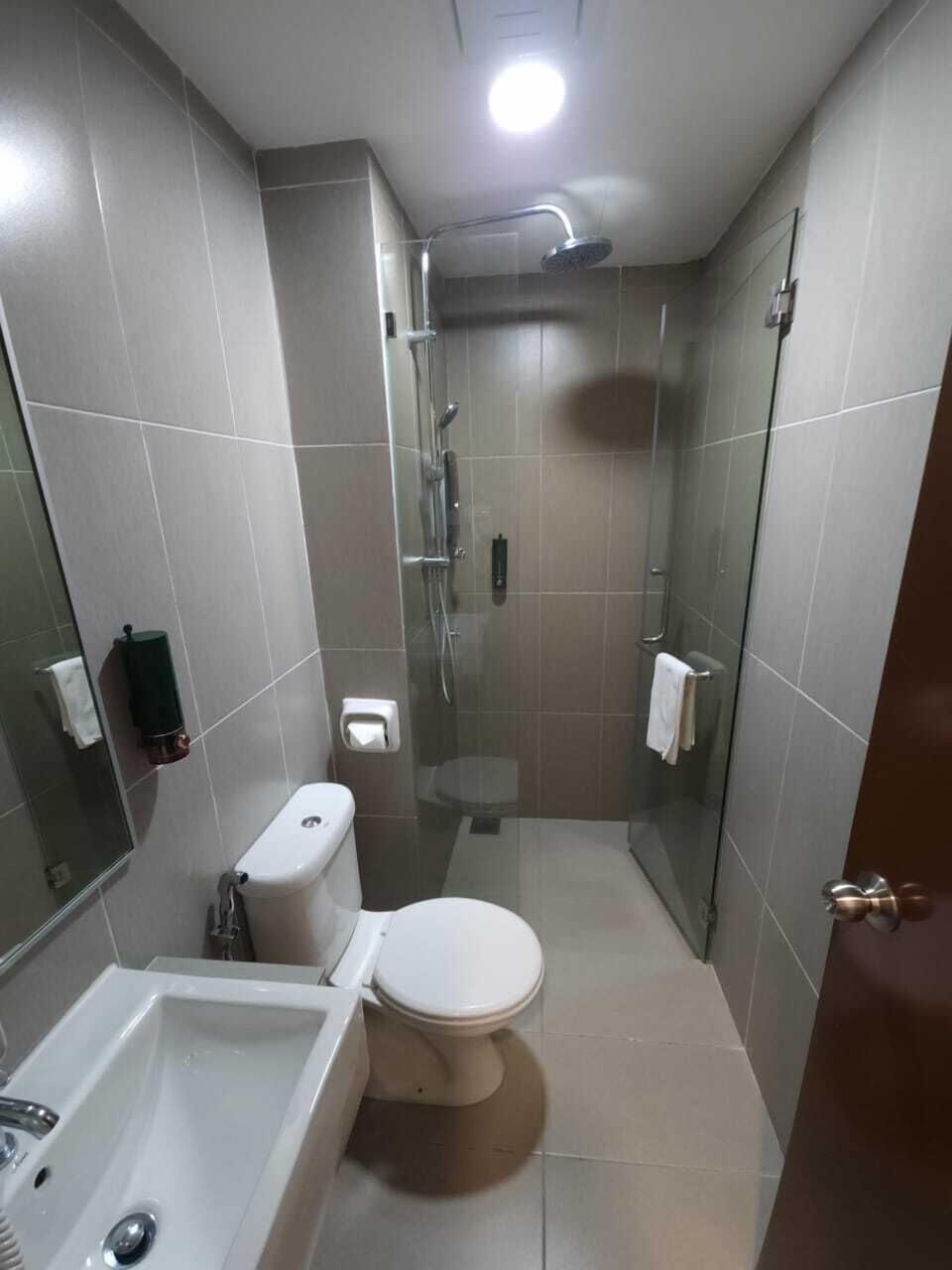 Shower, hydromassage showerhead, free toiletries, hair dryer