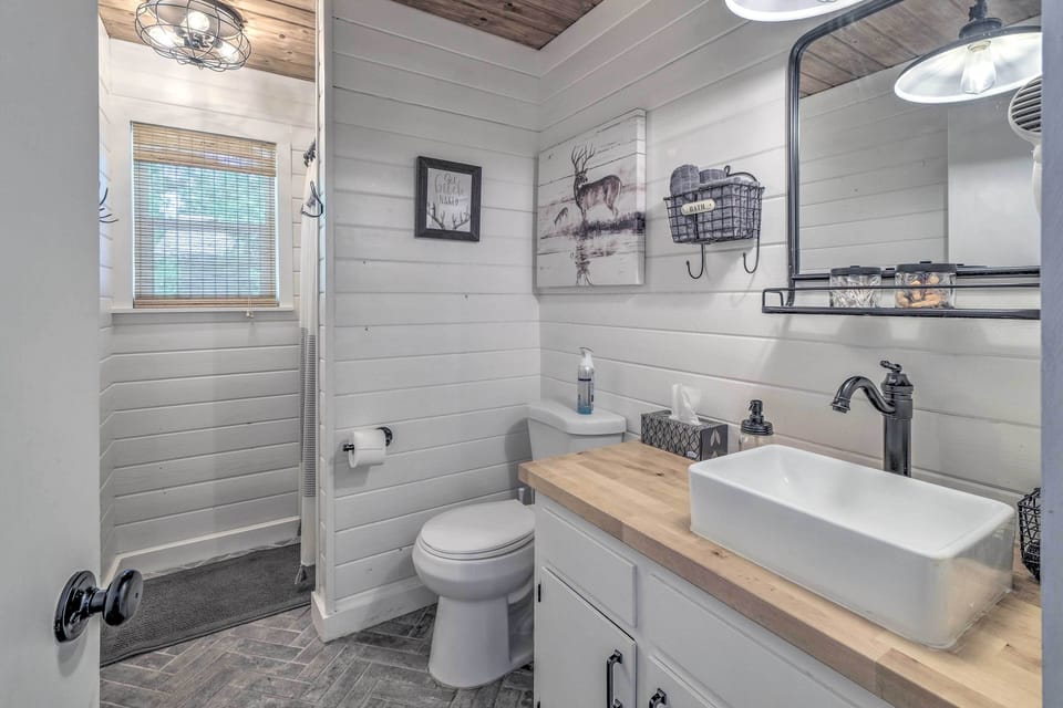 Cold Springs Escape: A/c, Hot Tub, Generator, Wifi Cottage in Tuolumne County