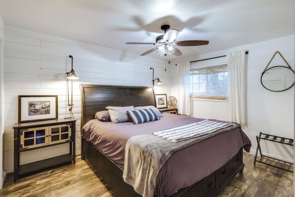 Cold Springs Escape: A/c, Hot Tub, Generator, Wifi Cottage in Tuolumne County