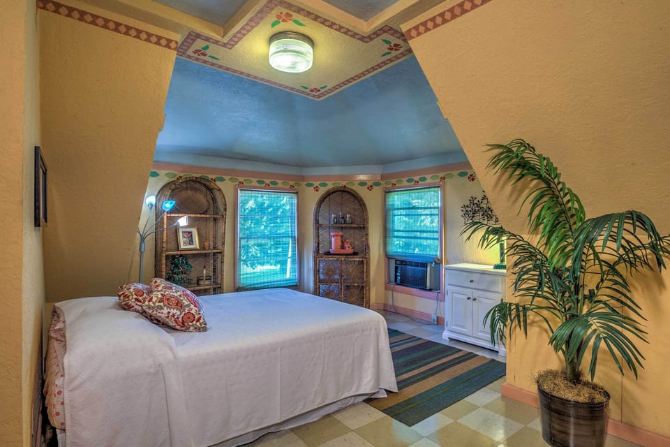 Russellville House w/ Garden - Walk to Main Street Cottage in Kentucky