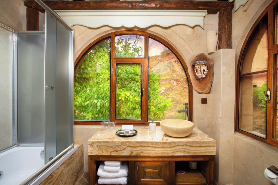 Deluxe Double or Twin Room | Bathroom | Free toiletries, hair dryer, bathrobes, slippers