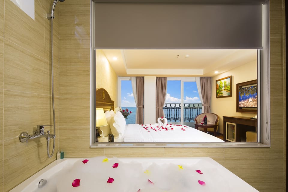 Suite, Balcony, Sea View | Deep soaking bathtub