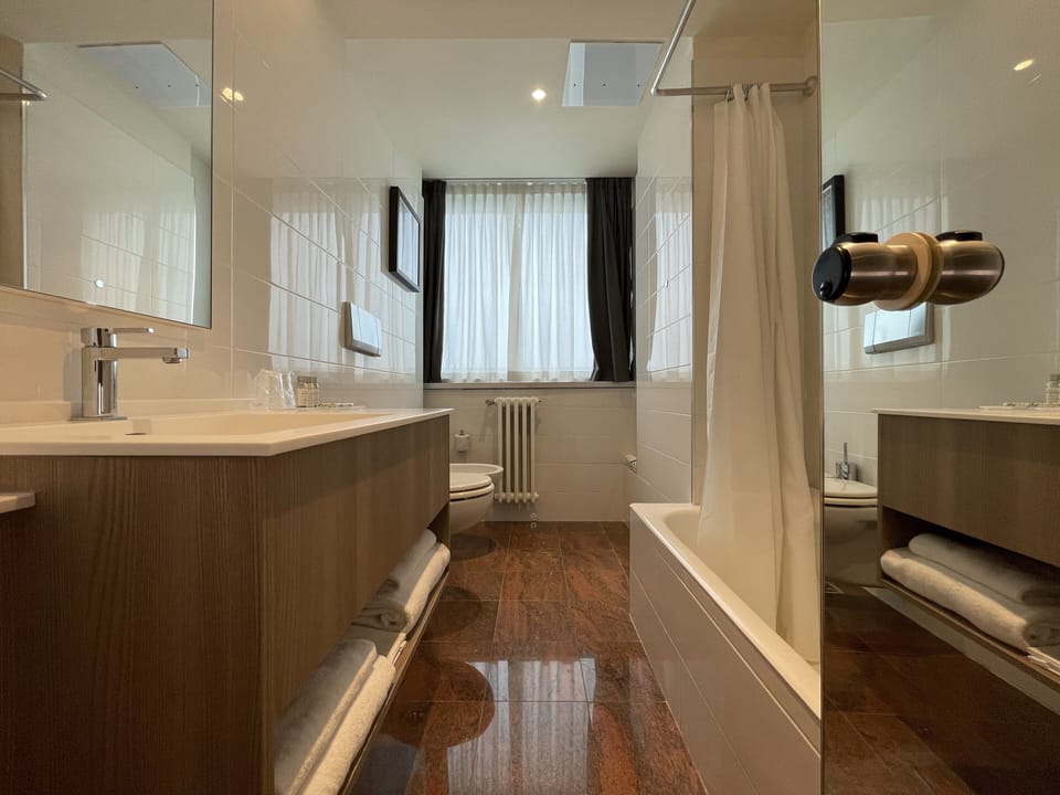 Standard Room | Bathroom | Combined shower/tub, rainfall showerhead, eco-friendly toiletries