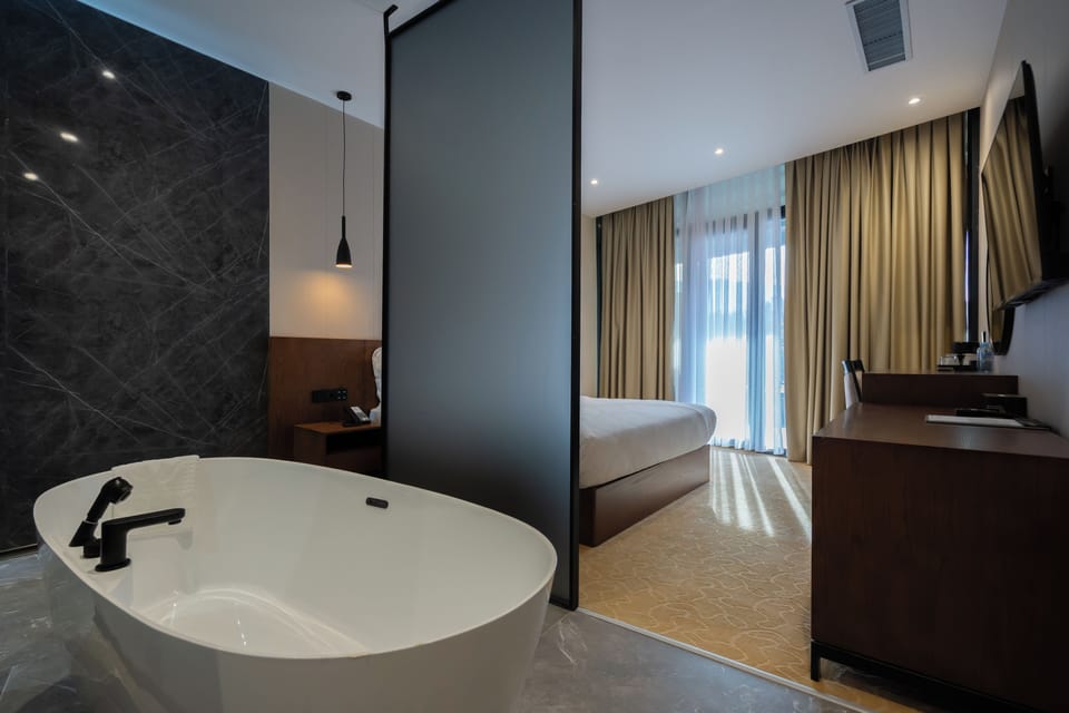 Premium Double Room | Bathroom | Hair dryer, bathrobes, slippers, towels