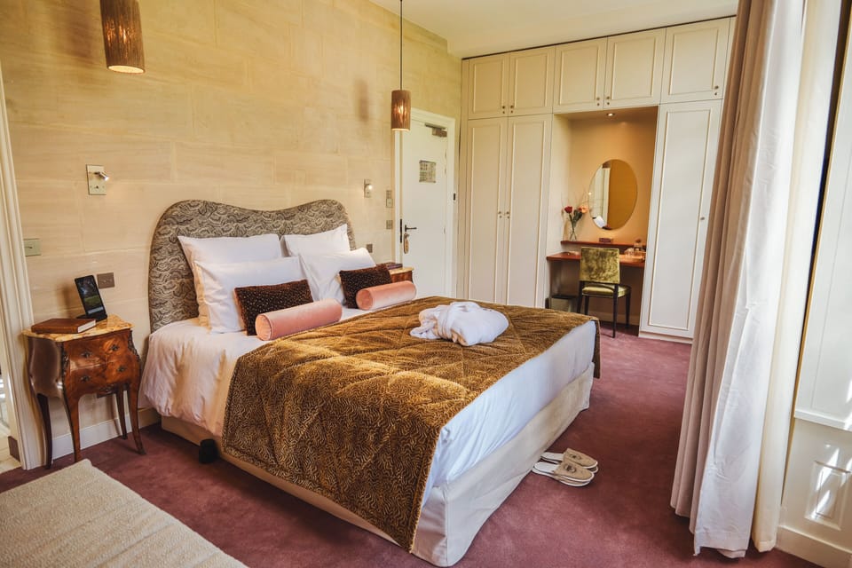 Premium bedding, down comforters, in-room safe, desk