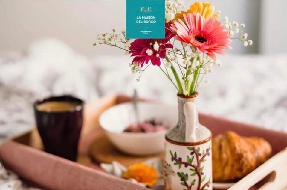 32-inch Smart TV with satellite channels, TV