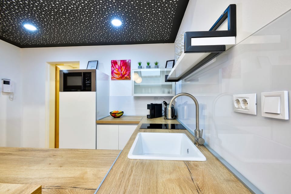 Florica Apartment | Private kitchen | Electric kettle