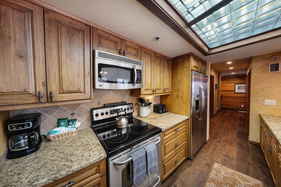 Condo, 3 Bedrooms | Private kitchen | Coffee/tea maker, fridge, oven, electric kettle