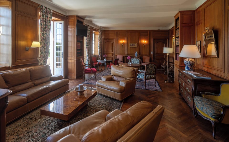 Lobby lounge