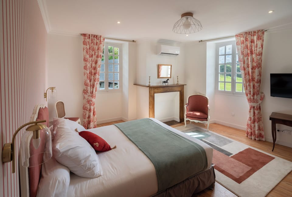 Suite, Private Bathroom, Garden View | Blackout drapes, cribs (free), WiFi (free), individually decorated