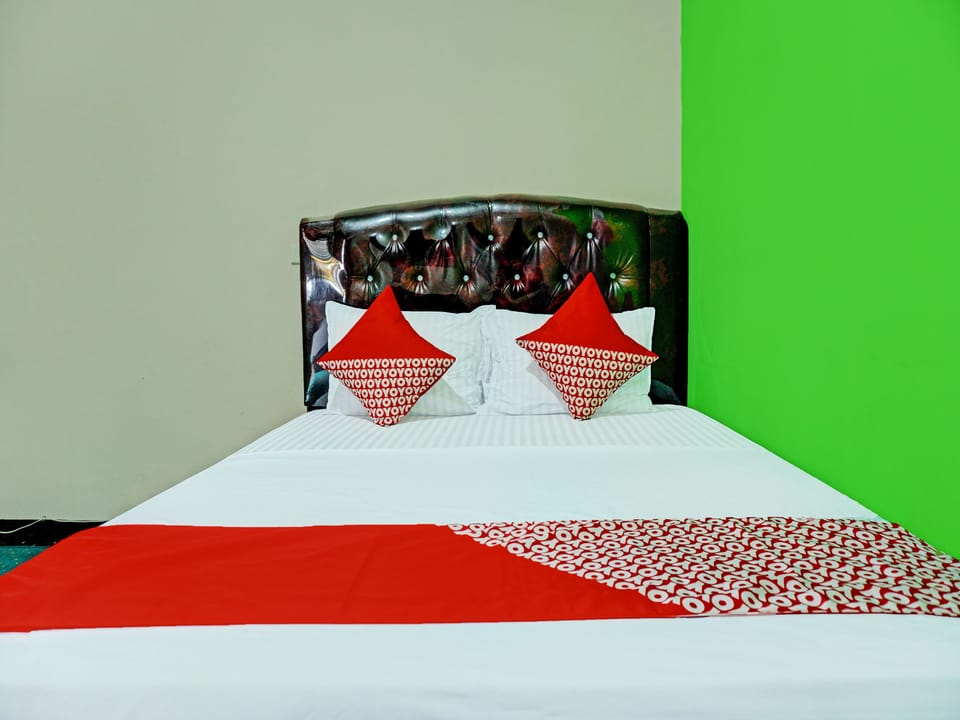 Deluxe Double Room | Desk, bed sheets