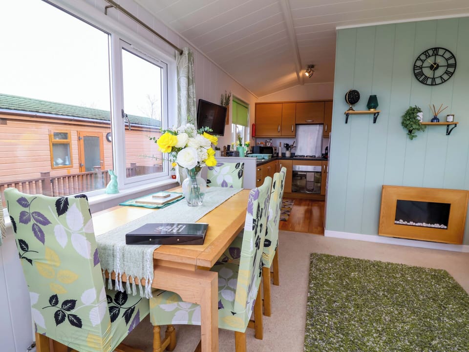 Cottage | Private kitchen | Fridge, electric kettle, toaster, cookware/dishes/utensils