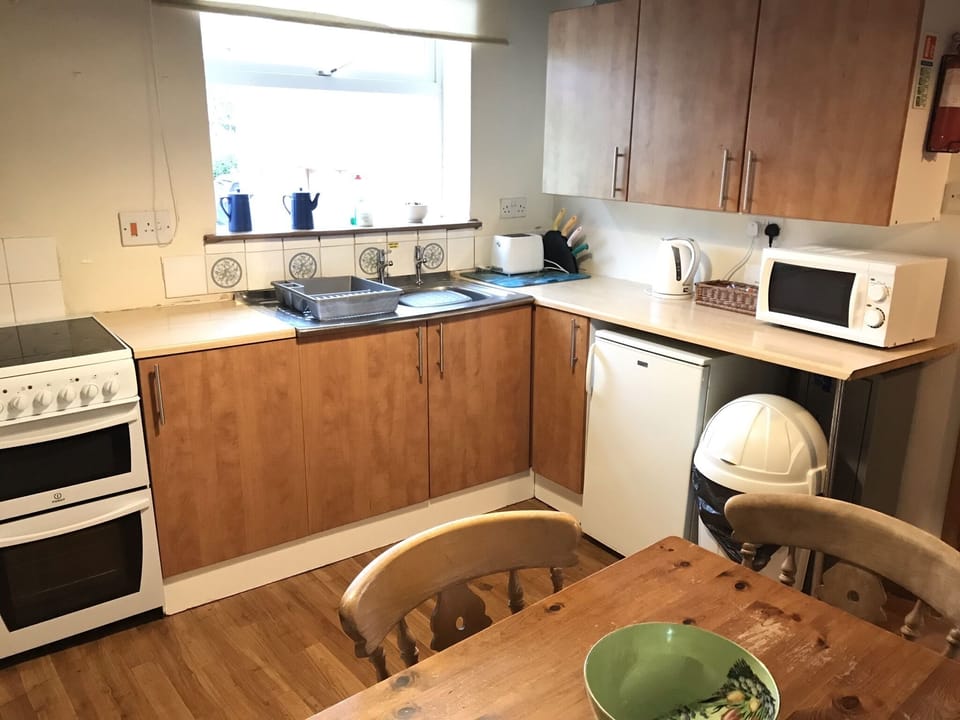 Cottage | Private kitchen | Fridge, microwave, oven, stovetop
