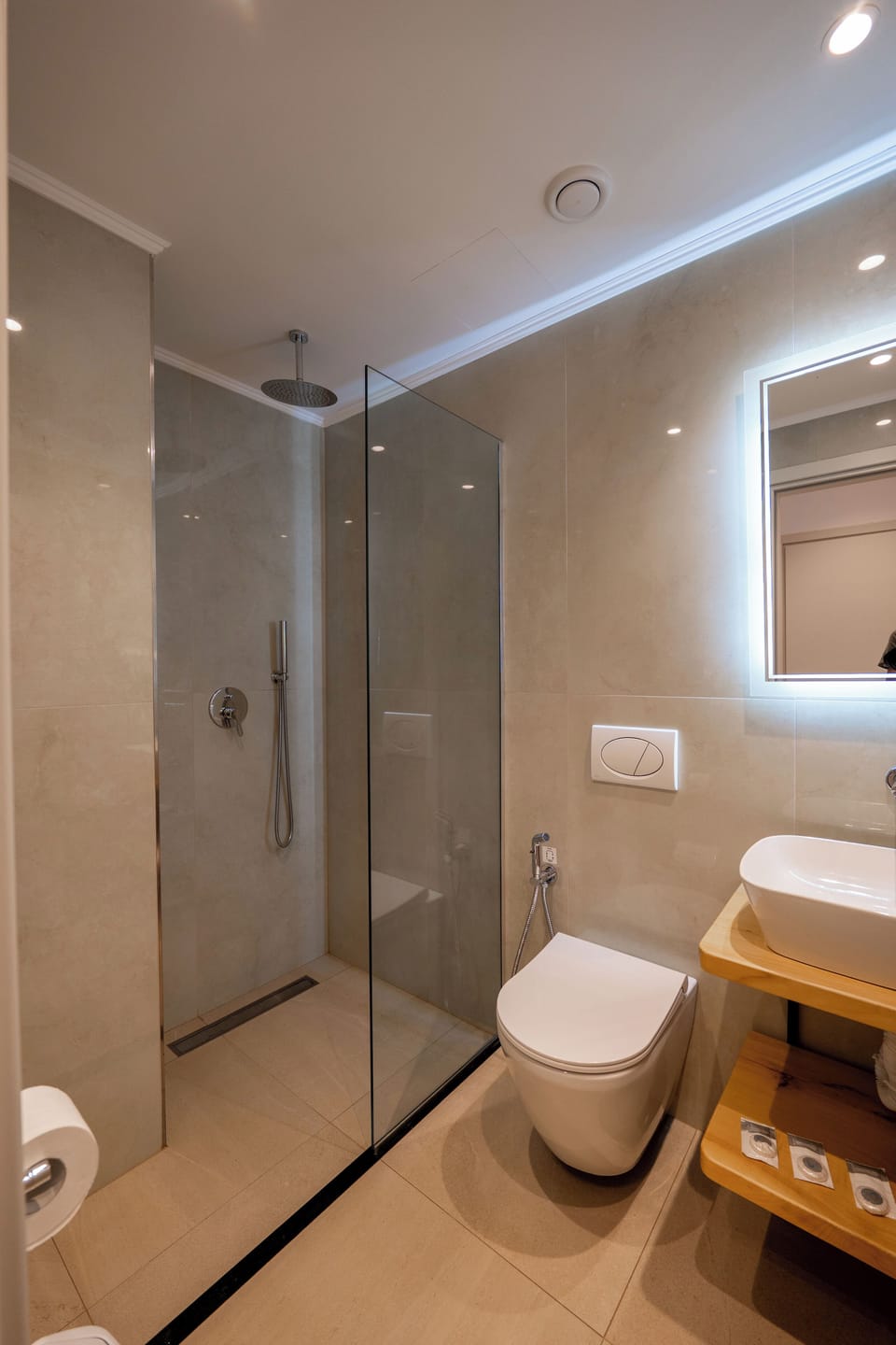 Combined shower/tub, free toiletries, hair dryer, slippers