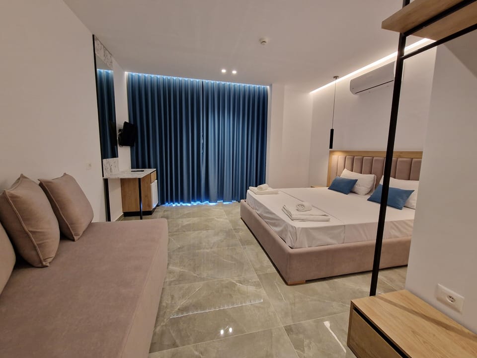 Deluxe Triple Room | Soundproofing, free WiFi, bed sheets, wheelchair access