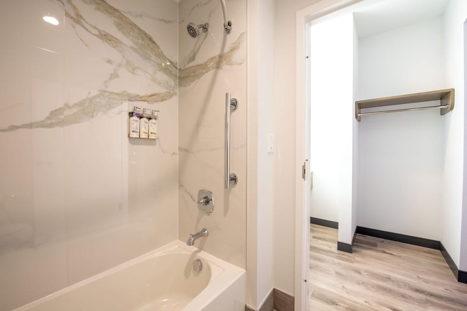 Standard Single Room, 1 King Bed | Bathroom | Combined shower/tub, towels
