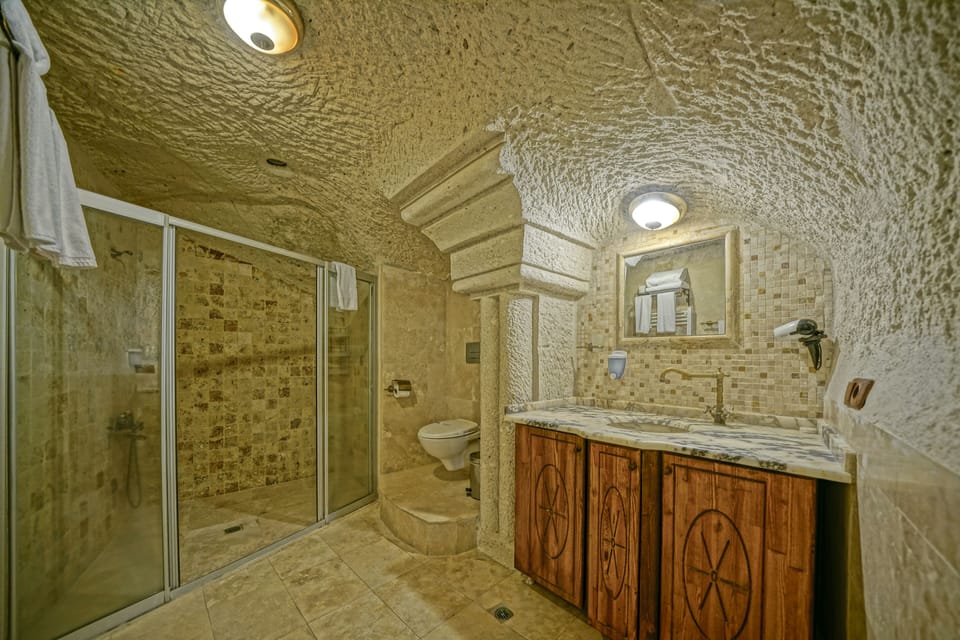 Boutique Double or Twin Room | Bathroom | Shower, free toiletries, hair dryer, bathrobes