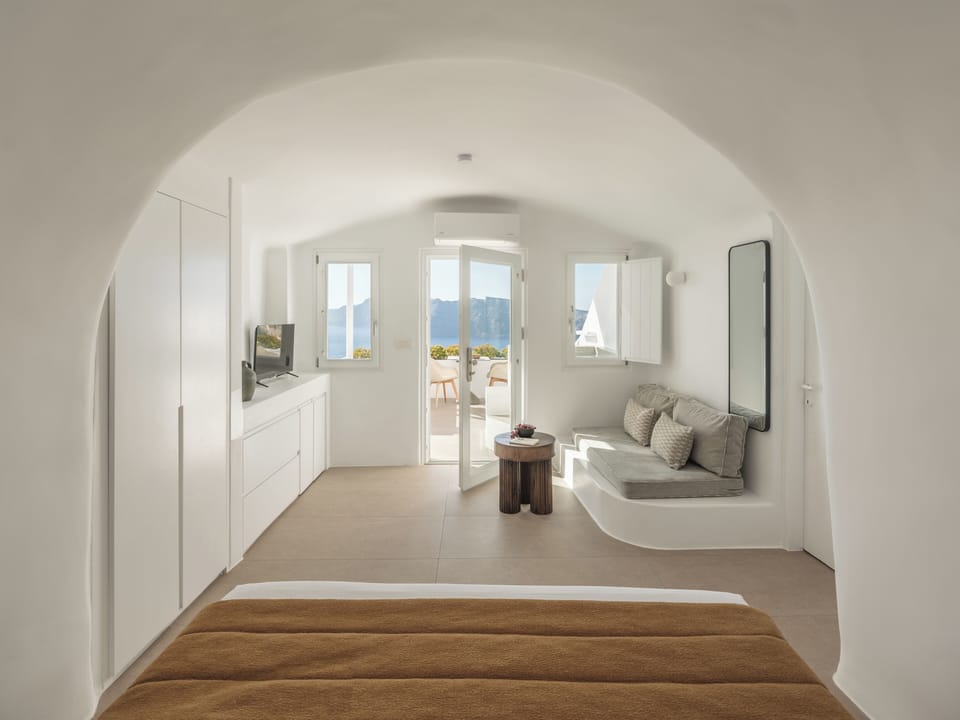 Honeymoon Suite, Hot Tub, Sea View (Petite Honeymoon Suite) | Premium bedding, free minibar items, in-room safe