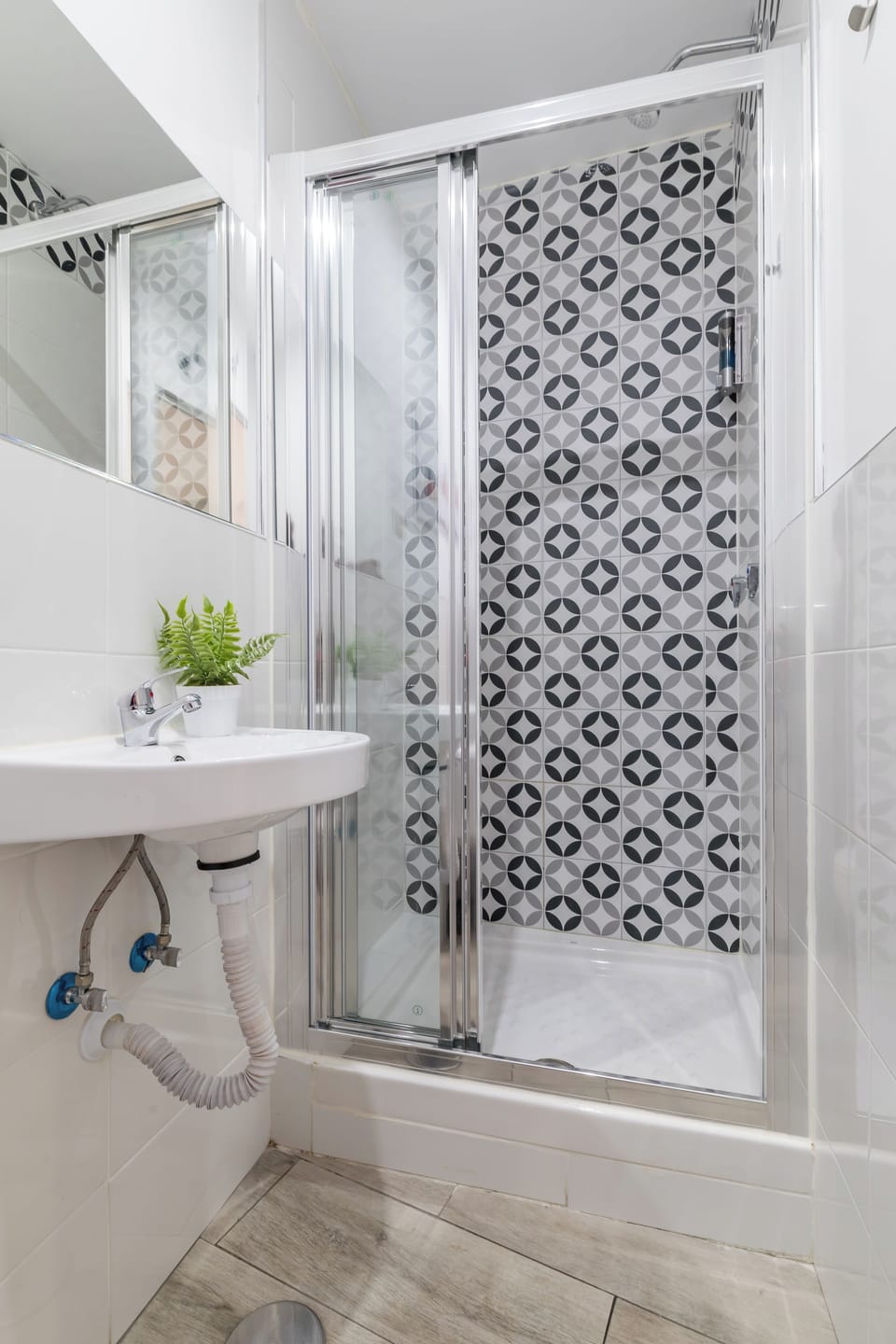 Economy Room (Interior Window) | Bathroom | Shower, hair dryer, towels, toilet paper