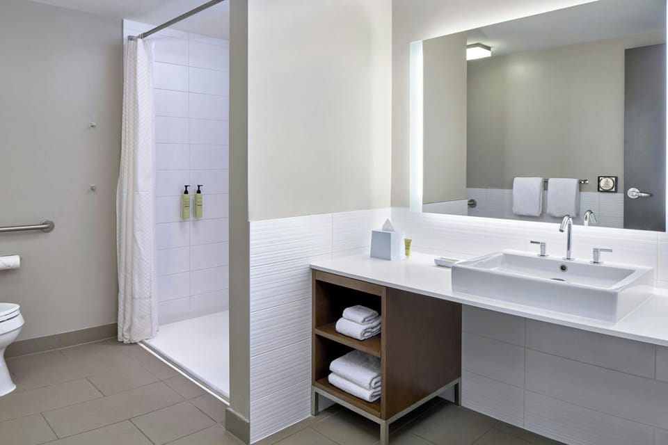 Junior Studio, 1 King Bed | Bathroom | Shower, rainfall showerhead, free toiletries, hair dryer