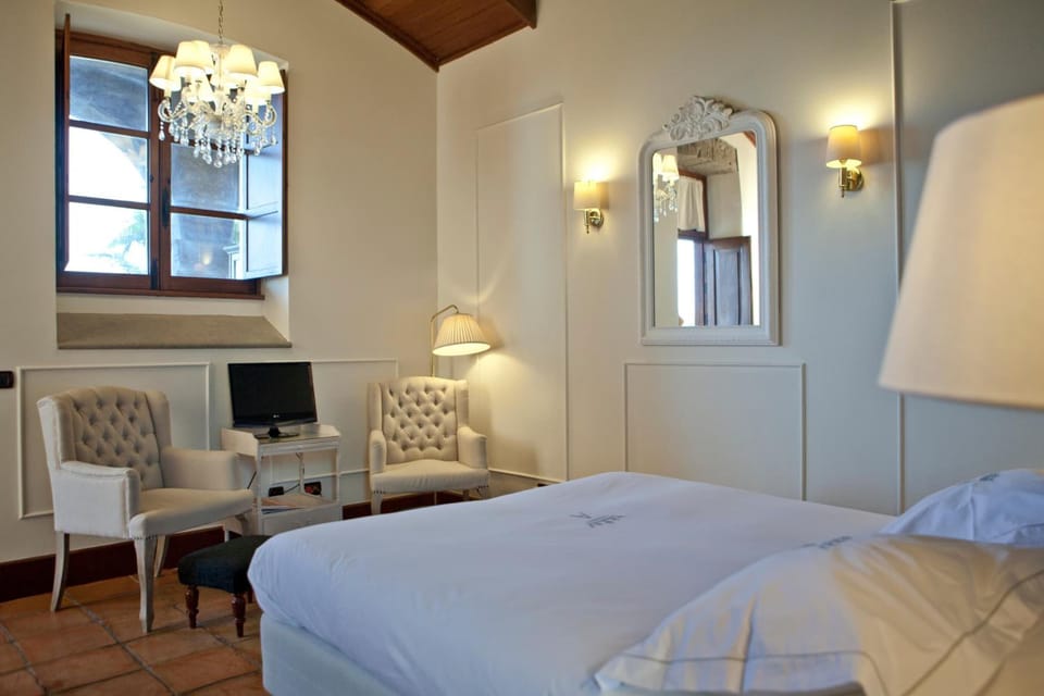 Minibar, in-room safe, WiFi (free), bed sheets