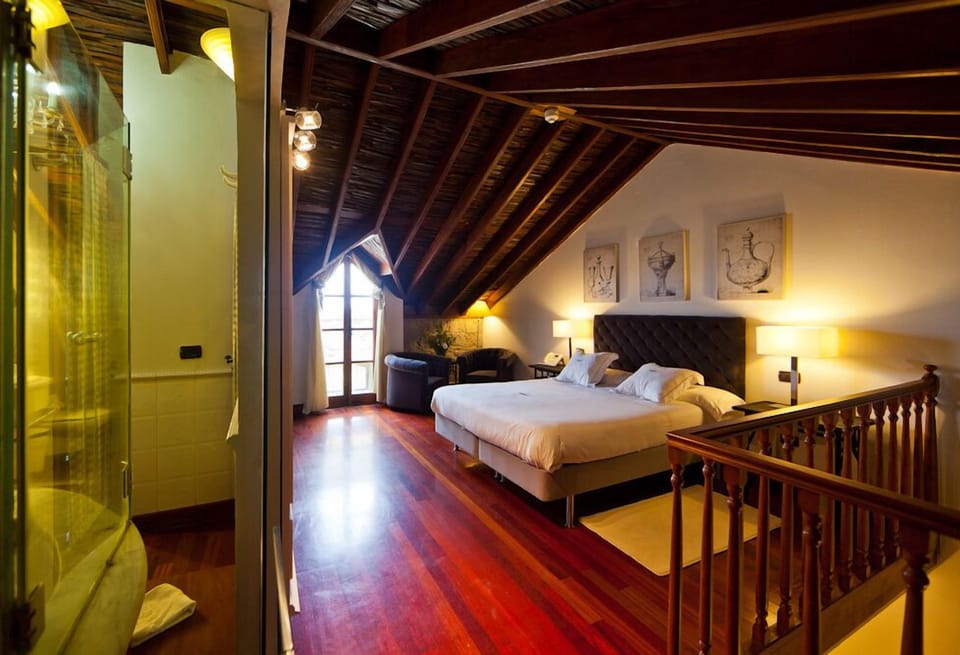 Junior Suite | Minibar, in-room safe, WiFi (free), bed sheets