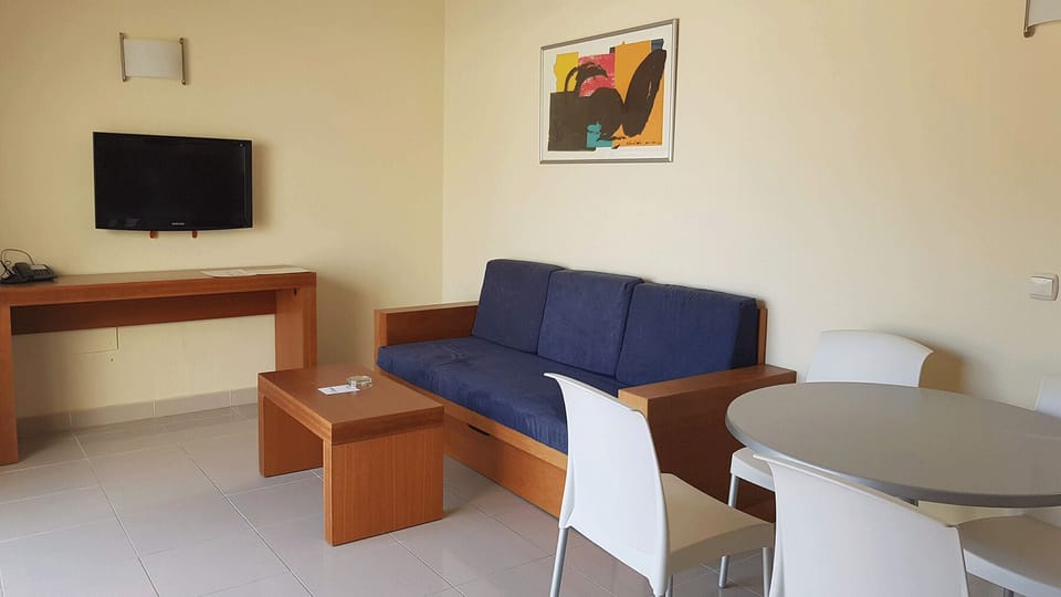 In-room safe, free WiFi, bed sheets