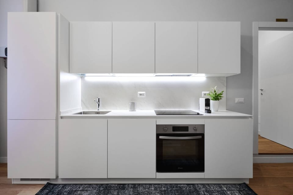 Basic Apartment, Multiple Beds | Private kitchen | Fridge, microwave, oven, stovetop
