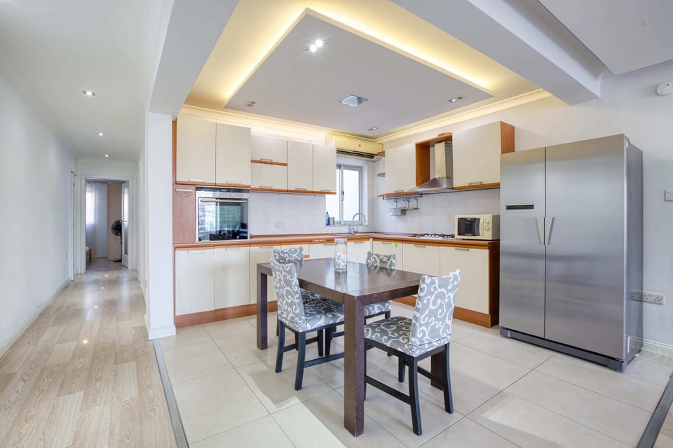 Basic Apartment, Multiple Beds | Private kitchen | Fridge, microwave, oven, stovetop