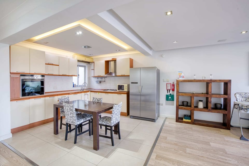 Basic Apartment, Multiple Beds | Private kitchen | Fridge, microwave, oven, stovetop