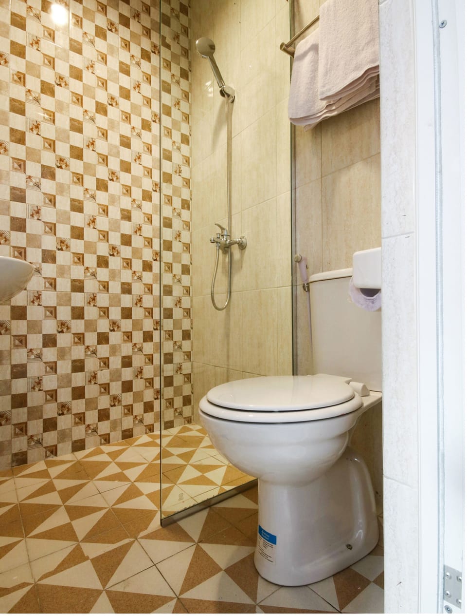 Standard Double Room | Bathroom | Shower, towels