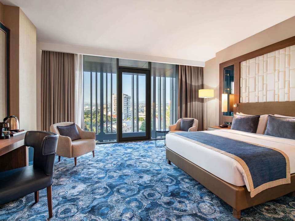 Deluxe Room, 1 Double Bed | In-room safe, desk, laptop workspace, blackout drapes