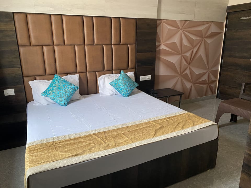Premium Room | Premium bedding, iron/ironing board, WiFi (free), bed sheets