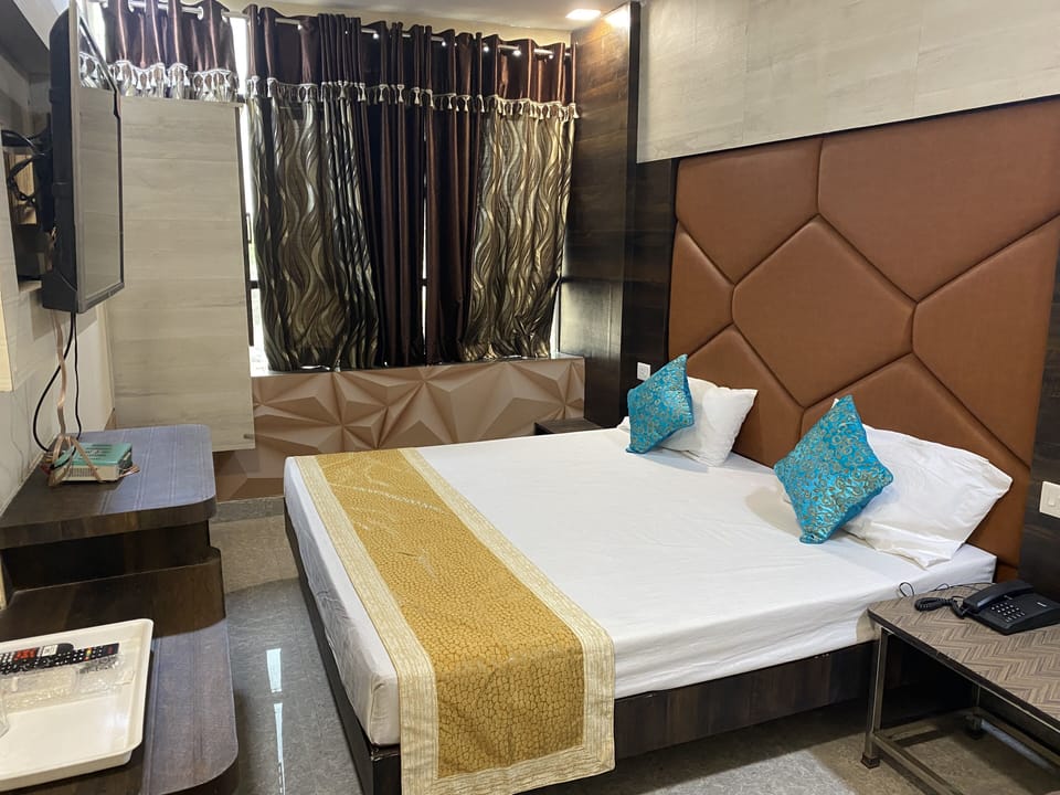 Premium Room | Premium bedding, iron/ironing board, WiFi (free), bed sheets