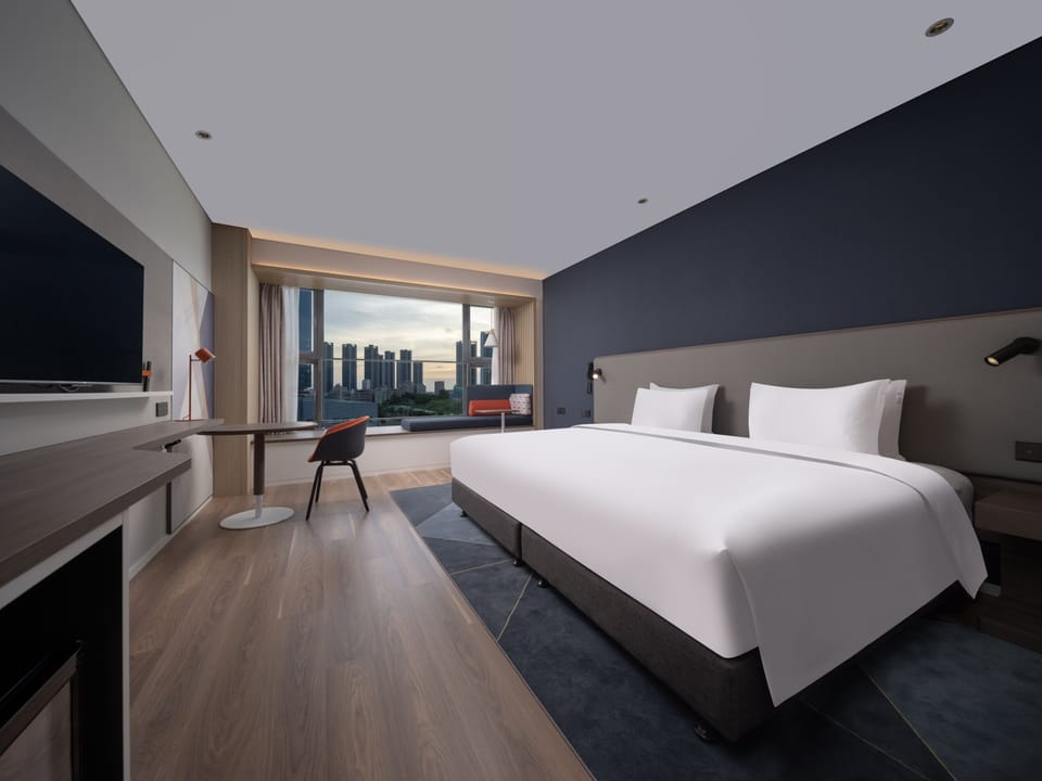 Standard Room, 1 King Bed | Premium bedding, desk, laptop workspace, soundproofing