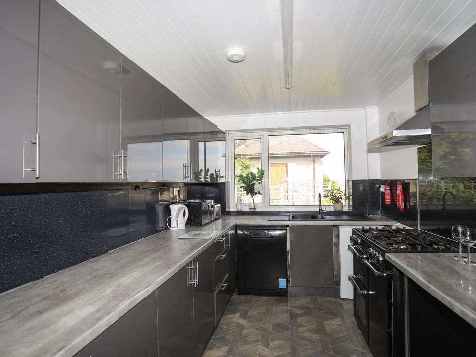 Cottage | Private kitchen | Fridge, dishwasher, electric kettle, toaster
