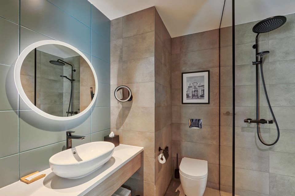 Shower, rainfall showerhead, free toiletries, hair dryer