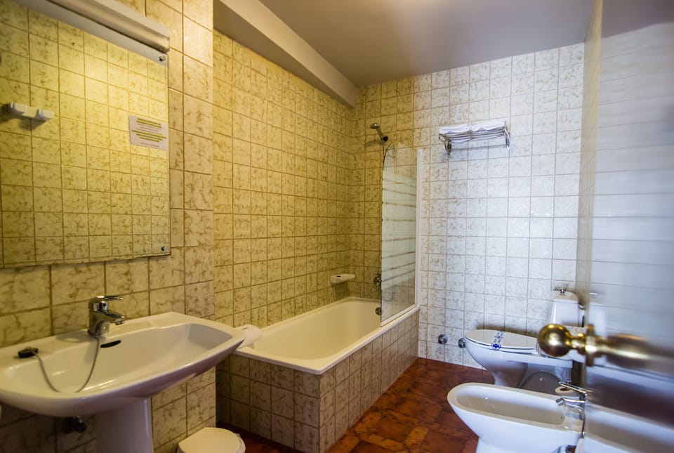Double Room (Top Floor) | Bathroom | Free toiletries, hair dryer, bidet, towels