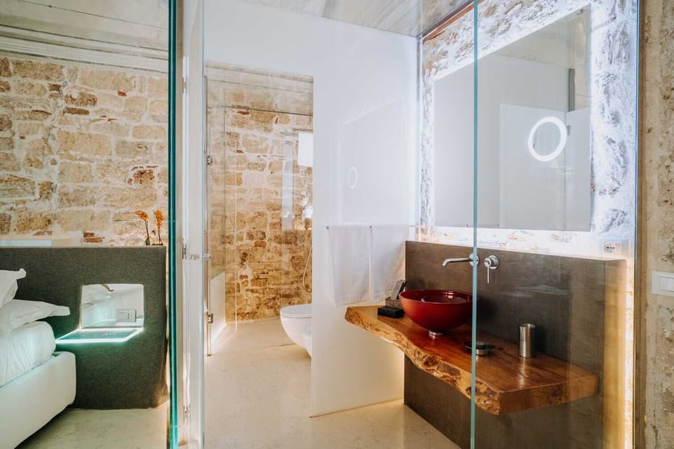 Elite Room, 1 Queen Bed, Hot Tub, City View | Bathroom | Shower, rainfall showerhead, free toiletries, hair dryer