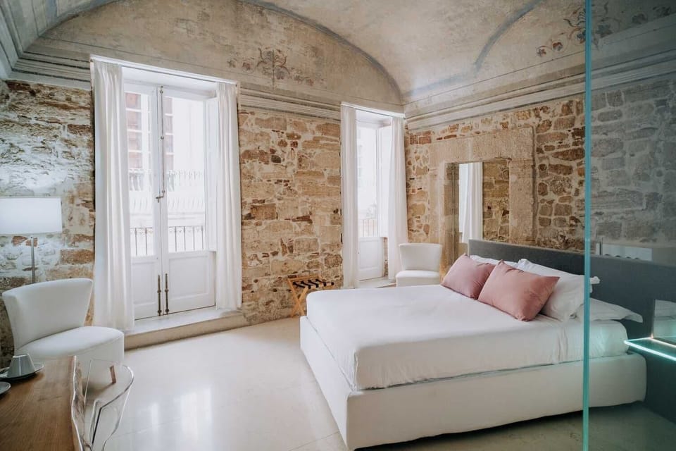 Elite Room, 1 Queen Bed, Hot Tub, City View | Premium bedding, down comforters, in-room safe, desk