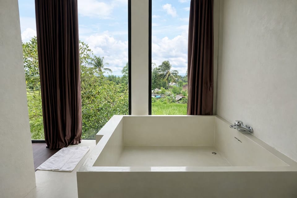 Family Suite | Bathroom | Shower, rainfall showerhead, hair dryer, towels