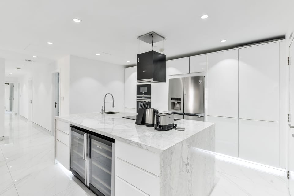 Luxury Apartment, 3 Bedrooms, Balcony, Marina View | Private kitchen | Full-size fridge, microwave, oven, stovetop