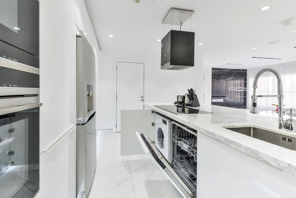 Luxury Apartment, 3 Bedrooms, Balcony, Marina View | Private kitchen | Full-size fridge, microwave, oven, stovetop