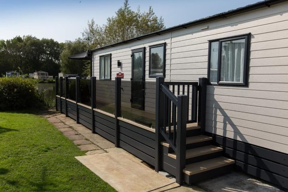 Deluxe Mobile Home, Private Bathroom, Lake View | Lobby