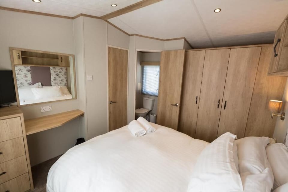 Rosedale Lakeside Lodge Cabin in Cotswold District